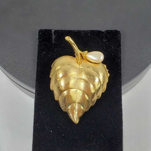 Vintage 1960s AVON Goldtone Faux Pearl On Leaf Creme Perfume Brooch (No Perfume) - Picture 3 of 16